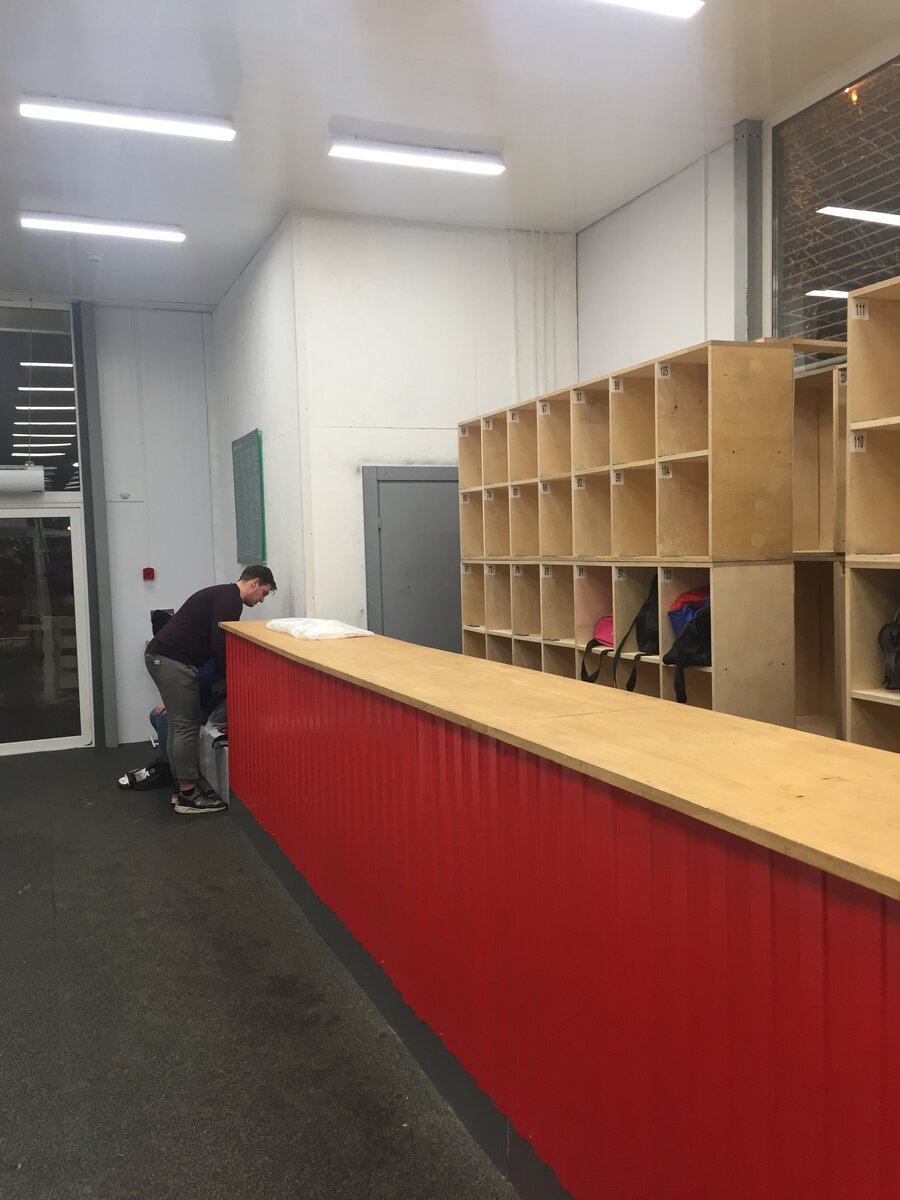 Раздевалка для посетителей со своими коньками