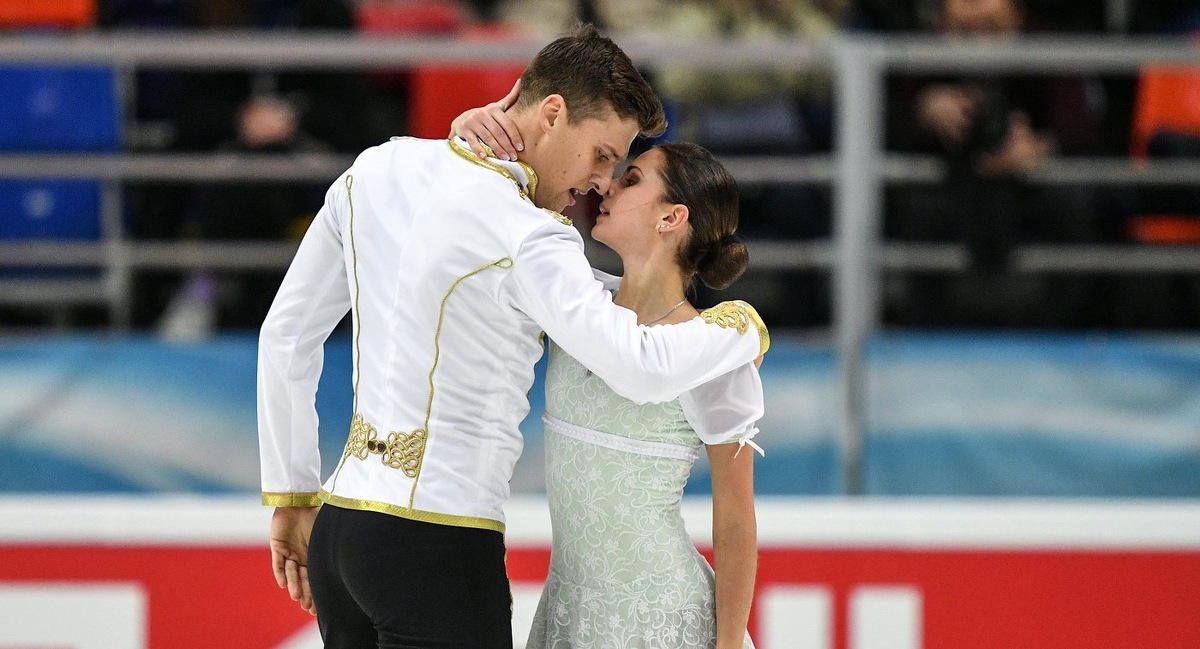 Фигуристы Наталья Забияко и Александр Энберт идут вторыми в финале Гран-при