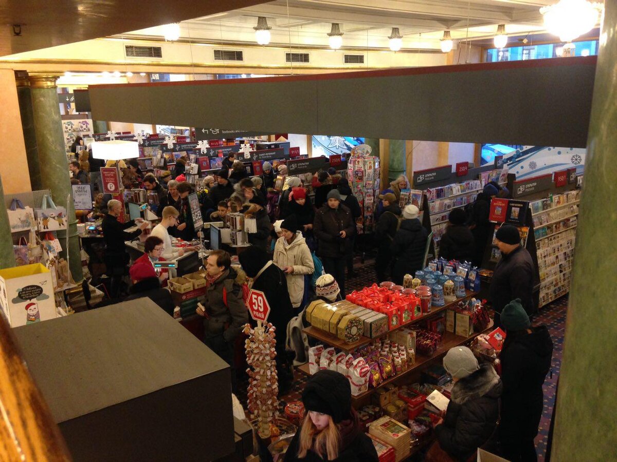 Километровые очереди. Все хотят что-то купить! И это не Черная Пятница, и даже не кибер понедельник! Это обычный серый день.