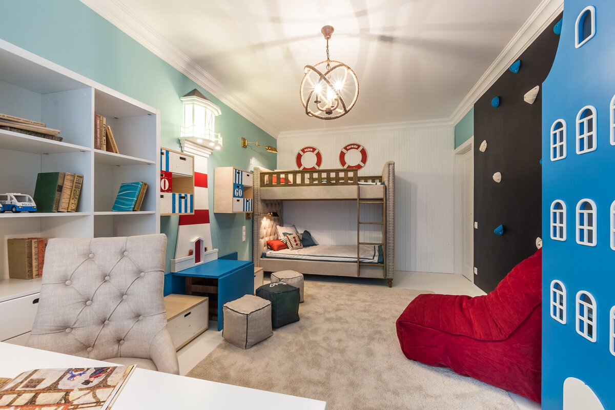 Цветовая гамма спальни должна нравиться обоим мальчикам. Стоит выбирать нейтральные общие цвета, либо выделять зоны каждого ребенка.