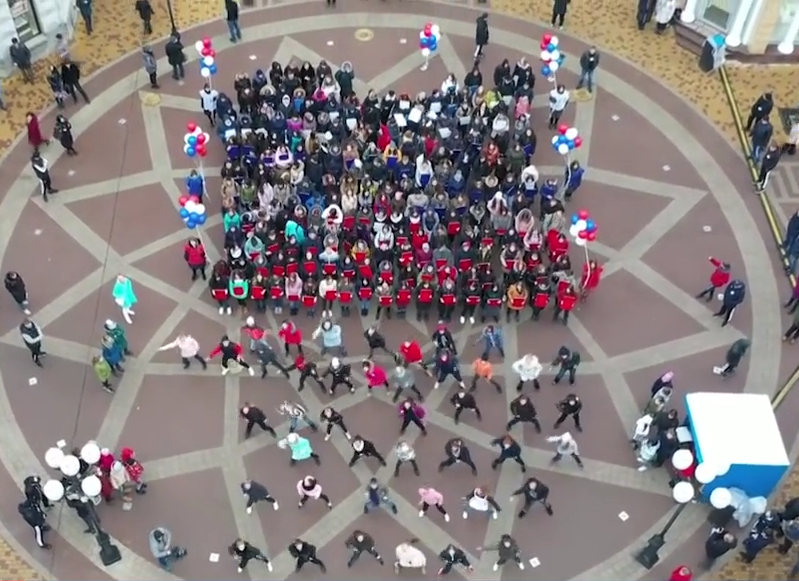 Студенты на флешмобе приуроченного ко дню Защитника Отечества 