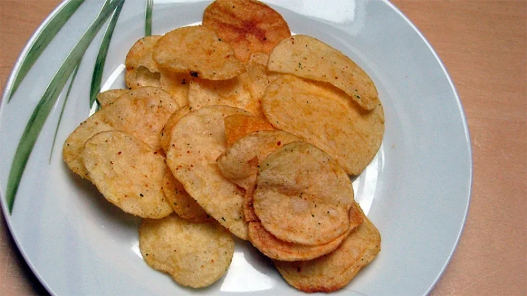 Чипсы в домашних условиях – это очень вкусно и просто, самое главное, тонко нарезать картошку и вымочить ее в правильном маринаде, а все остальное – дело техники.
