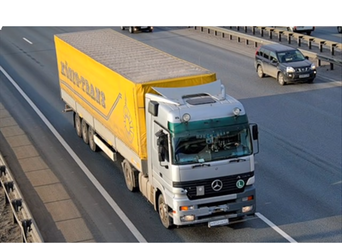  Профессия водитель-дальнобойщик одна из трудных и смелых. Он никогда не бросит на дороге человека попавшего в беду. Придет на помощь, или поможет, чтобы облегчить положение в сложной ситуации. 
Наверняка многие водители попадали в такое положение. 
У меня был такой случай.
Живу я в Москве. От моих предков, в деревне Рязанской области, остался дом.
Продавать его не хотелось, так как находился на живописном месте у реки Ока.
Поэтому,  весенне-летний сезон, проводил там с семьей.
Жену отвозил весной. Ей нравилось возится в земле, высаживать овощи и ягоды. Затем детей на летние каникулы. А в конце лета собирали урожай, загружал автомобиль под завязку, сажал всю семью и кота, вез в Москву.
Расстояние от дома в деревне до Москвы триста шестьдесят километров.
Как обычно, за два дня до начала учебного года, в шесть часов утра выехали.
Погода была пасмурная и прохладная. Шел мелкий, моросящий дождь.
Ничего не предвещало неприятности.
Проехав километров шестьдесят, через салонное зеркало заметил сизый клубящийся, как из паровоза, дым исходящий из выхлопной трубы, моего автомобиля. Он застилал всю дорогу. Сзади стали сигналить обгоняя меня.
Двигатель стал терять мощность, в конце концов автомобиль остановился.
“Приехали,что делать?”- подумал я. До Москвы еще триста километров. Возвращаться нет резона. Машина забита урожаем, детям в школу, мне на работу.
Жена надулась как “пузырь”, дети стали давать “дельные советы” только кот смотрел испуганными глазами и молчал.
Я вышел из машины , решил голосовать и попросить, чтобы кто нибудь взял на буксир и дотянул как можно ближе к Москве. Дождь продолжал моросить. Мокрый, нахохлившись как воробей, стал ждать какой нибудь грузовик. Через несколько минут около меня остановился рефрижератор (фура). Водитель, лет тридцати пяти сорока,  вышел из автомобиля и поинтересовался, что случилось, нужна ли помощь. Я объяснил, что стуканул движок, отъехал от деревни прилично, возвращаться нет резона,нужно в Москву.” До Москвы дотянуть не смогу, еду в другую сторону, до Тумы без проблем, а там поищем, кто подхватит”- сказал он . Пришлось согласиться. Подцепили  автомобиль к фуре и отбуксировали до Тумы.
Недалеко от автовокзала остановились. Водитель вышел из своего автомобиля, подошел ко мне и сказал, что здесь часто останавливаются дальнобойщики, попросишь. обязательно помогут. Недалеко от нас увидели фуру. “Пошли”- сказал он. Рядом с рефрижератором стоял шофер. Мы подошли к нему. Водители поздоровались как близкие приятели, хотя региональные номера разные. Мне опять пришлось объяснить ситуацию, на что я получил согласие. И опять:” До Москвы не дотяну, до Клепиков без проблем еду в другую сторону”.Я согласился, затем отвел в сторону первого водителя и хотел “отблагодарить”, на что получил ответ:” Убери деньги, они тебе еще пригодятся, развернулся и пошел. Мне стало неловко, пришлось извиниться. Извинение было принято.
Второй водитель перед Клепиками остановился и говорит:” Здесь останавливаться не стоит, дотяну до отделения милиции, там безопасней." Уже темнело. Я согласился. У отделения мы расстались. На прощания сново решил “отблагодарить”, на что получил ответ:” А если со мной произошла непредвиденная ситуация, ты мне разве не помог бы?” Я почувствовал себя уничтоженным.Такое видел только в кино, а тут столкнулся в живую.
Фура уехала.
Мы сидели в машине и решали дальнейшую нашу судьбу.
Из здания отделения милиции вышли два сержанта. Я подошел к ним и попросил разрешения переночевать у отделения. Мне разрешили. Семья стала готовится к ночи. Дети захотели есть и я пошел в магазин который находился недалеко.
У магазина заметил грузовичок “уаз” с московскими номерами. Водитель находился в магазине. Дождавшись ,спросил, куда едет, на что получил ответ:” в Москву”.  Надежда зашевелилась внутри. Попросил дотянуть, опять рассказав историю поломки.
Он согласился:” только надо заправится и поедем”. У меня в багажнике была канистра с двадцатью литров бензина. Залив в бак “уазика” поехали. Совсем стемнело.
Держать машину на сцепке было трудно. Дождь не прекращался, мокрая грязь из под колес забрызгивала лобовое стекло. Аккумулятор сел, щетки дворников не работали, габаритные огни горели тускло, казалось вот вот погаснут. Дети спали, жена старалась бодрствовать, но ее тоже тянуло ко сну. В такой обстановке и меня начинало клонить ко сну. Ориентир движения автомобиля были красные огоньки габаритов уазика, которые тоже как гипноз действовали на меня.
Чтобы не уснуть заставлял жену периодически щипать меня, сам пел тихонько песни, чтобы не разбудить детей и ел яблоки.
Водитель вел свой автомобиль уверенно, за что был ему благодарен.
Под утро прибыли на место. Как вести себя уже не знал. Не хотелось, опять, попасть в просак и обидеть человека. Тут вспомнил, что остался хороший коньяк. Я дал ему и сказал:” Выпей за тех кто в дороге”.За что получил крепкое рукопожатие и широкую улыбку. “За это можно”- сказал он. Мы попрощались и  мой спаситель уехал.
Получив урок доброты и помощи, стараюсь всегда помогать людям на дороге вспоминая слова дальнобойщика:” А если со мной произошла непредвиденная ситуация, ты мне разве не помог бы?”
Правда раз попал на мошенников. Но это другая история.
.
