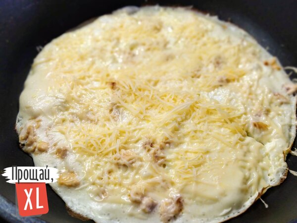 Готовый омлет с куриным филе и сыром, приготовленный на ужин