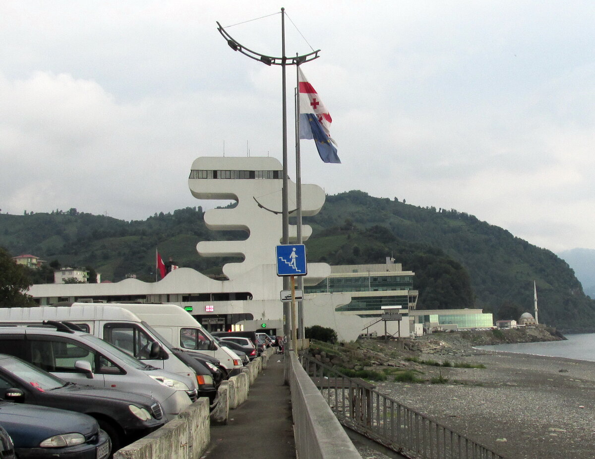 Погранпереход располагался рядом и мы пешком пошли к нему. Так он выглядит с грузинской стороны.