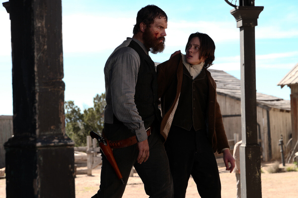 Крис Пратт меняет амплуа с иронично-обаятельного негодяя из "Стражей галактики" на обыкновенного негодяя без чувства юмора. 