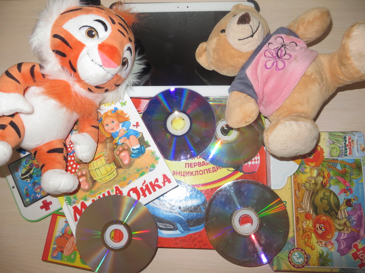              Вот и наступало долгожданное лето. Вся наша семья с нетерпение ждала папиного отпуска, чтобы отправиться в путь. Считали денечки и готовились к поездке на море.          Еще до начала отпуска, мы с мужем распределили, кто из нас за какую сферу отвечает и уже шла интенсивная подготовка. Муж продумал маршрут поездки, нашел гостиницы, где мы могли остановиться на ночь, подготовил автомобиль к поездке, перекачал с интернета на диски детские песенки и аудио-сказки, установил на планшет мультфильмы и интересные игры для детей. Я готовила вещи, питание в дорогу и продумывала развлечения для детей. 
        И так, передо мной стояла главная цель, сделать все, чтобы дети легко перенесли дорогу. А значит надо было продумать какие игрушки и развлечения приготовить к поездке. О том какие игрушки мы взяли с собой читайте в статье «Едем на море на автомобиле. Какие игрушки детям взять в дорогу?». А в этой статье, хочу поделиться своим опытом, как я развлекала своих детей в дороге.
       Самое простое, что подойдет практически для любого возраста, это загадки. Так как у детей разный возраст, то для младших я загадывала самые простые, для старшего посложнее. Загадки загадывала по очереди каждому, потому что иначе были обиды, если кто-то не успел ответить. Но, и здесь было не все так гладко, пока, думает тот кому загадана загадка, другие пытались выкрикнуть ответ. Тогда я ввела правило - кто подсказывает, тот пропускает ход. После этого желающих выкрикивать ответы не в свою очередь стало меньше. Загадки можно подготовить заранее, распечатать или записать в тетрадь, а можно придумывать на ходу. Они могут быть на любую тему. И не обязательно в стихотворной форме. Просто, чтобы ребенок мог понять, о ком или, о чем загадка.
        Когда проезжаете мимо леса, задавайте вопросы о том, кто живет в лесу, какие там растут деревья, цветы или грибы, какие живут птицы, насекомые и т.д. И обязательно хвалить за ответы, тогда ребенок старается вспомнить все, что знает и дать побольше ответов. Ответы лучше принимать по порядку. И участвуйте сами, рассказывая детям о том, чего они еще не знают. Таким образом, вы играете и учитесь одновременно.
       Проезжаете мимо деревни, спросите у детей какие домашние животные могут там жить, что растет в огороде и в саду. Едете мимо реки – можно поговорить про рыб. Вспомнить, кто обитает в реке, озере, море, океане. 
        Можно поиграть в игру, где дети должны объединить названные предметы в одну группу. Например, вы называете предметы: плоскогубцы, молоток, пила, отвертка. Ребенок должен объединить их в группу -  инструменты. Или, игра-сравнение. Например, вы говорите у человека – руки, а у птицы? Ребенок должен дать ответ и т.д. Для ребёнка постарше можно подготовить заранее несколько логических задач, только интересных. 
       Когда младшим исполнилось 4 года они полюбили игру «Что лишнее?». Я называю несколько предметов или показываю картинки (заранее распечатанные), а они определяют лишний предмет. Опять же, младшим задания полегче, старшему посложнее. В этом же возрасте мы играли в игру на запоминание. Я называю несколько слов, они должны их запомнить и назвать. Младшим загадывала по 4 слова, а старшему 6 (в этом возрасте можно и больше, но в дороге старалась не перегружать). Ведь моей целью, было чем-то занять, а не нагружать.
       Конечно, такие игры должны длиться не более 10-15 минут, иначе ребенок устанет. Лучше всего их чередовать с другими развлечениями. Так и время в дороге пройдет незаметно и с пользой. 
        В детстве мы играли в такую игру, отбивая мяч проговариваешь: «Я знаю пять имен девочек (мальчиков, названий деревьев, фруктов, овощей и т.д.) и называешь их. Мы в машине играли так же, только без мячика. Я говорила основную фразу, а дети придумывали пять названий того, что было загадано.       
       Подобных игр из детства можно вспомнить множество. Если дети постарше можно поиграть в игры «Садовник» (хорошо развивает внимание), «Глухой телефон», «Камень, ножницы, бумага», «Города» и т.д.  
      Для самых маленьких можно взять пальчиковый театр и разыгрывать какие-нибудь сказки. Он занимает немного места и как правило очень интересен детям. Особенно, если это для ребенка будет в первый раз. Можно маме на пальчики одной руки наклеить объемную наклейку - смайлик - это будет колобок, а на пальчики другой руки наклейки животных и разыграть сказку. 
         Мы считали количество машин, встретившихся нам по пути. Каждый из нас выбирал какой-нибудь цвет автомобиля и считал, сколько их проехало. Малышам я конечно же помогала. Старший сам справлялся с заданием. У кого больше машин попалось на пути, тот и выиграл. Думаю, многие играют в такую игру, когда куда-то едут на автомобиле.
            Веселые игры у нас получались, когда мы придумывали смешные слова и рифмы. Например, я говорю:  
        Колобок идет по свету,
        Ест большую он …….. 
      И дальше дети сами придумывают слова в рифму, часто получалось очень смешно. (конфету, котлету, планету, ракету, кассету и т.д.) 
     Еще детям было очень весело, когда по дороге мы встречали строительство дорог. Мы сочиняли, что все эти дяди, как маленькие дети, взяли свои трактора, бульдозеры, катки и камазы и играют с ними в большой песочнице или с горой камешков. Все это я детям рассказывала в смешной форме меняя интонацию голоса и им было очень смешно. И каждый раз, когда мы встречали очередную стройку дорог, дети кричали: «Мама, смотри, опять дяди играют в песочнице!». Если дети маленькие, можно, проговаривать название каждого транспортного средства, чтобы они запоминали, какой транспорт работает на стройках. А еще, если ребенок учится считать, можно посчитать, сколько камазов, тракторов или сколько вообще техники на стройке. Придумывайте, обыгрывайте каждую ситуацию в пути и тогда, ваши детки не заскучают.
      Когда мы стояли в пробке в Краснодарском Крае, то справа от нас ехала машина, которая перевозила поросят. От этой машины, очень плохо пахло. Но и здесь нас накрыл позитив. Мы все смеялись и придумывали истории о том, что же делают там маленькие поросята такого, что от них так плохо пахнет. До сих пор мы вспоминаем эту историю и снова смеемся. 
       Помимо игрушек, веселых игр, загадок можно слушать детские песенки, аудио-сказки, читать любимые книжки. А также надо не забывать останавливаться, чтобы дети могли размяться и подкрепиться. 
        Готовьтесь к поездке с хорошим настроением, настраивайтесь на позитив и тогда дорога пройдет весело и легко.    
         Буду очень рада, если мой опыт кому-нибудь поможет. Думаю, многие советы пригодятся не только во время поездки на автомобиле, но и в поезде и в самолете. Всем желаю теплого лета, хорошего отдыха и удачного пути. 
         Подписывайтесь на мой канал, чтобы получать новые статьи. Если статья понравилась ставьте лайк, чтобы статью увидели, как можно больше людей.
