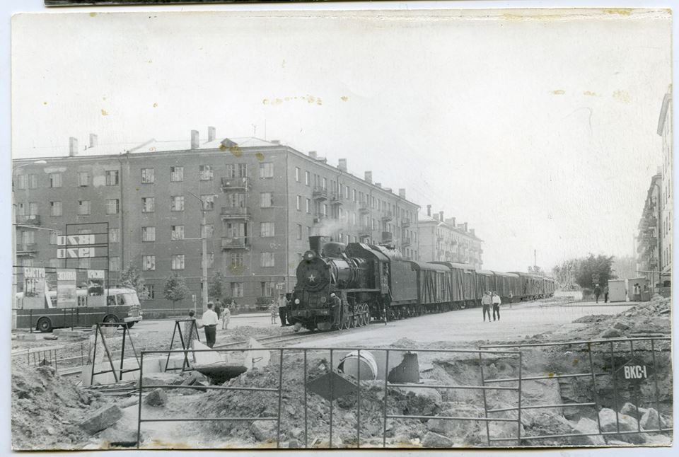 На фото 1970 года Челябинск, улица Энтузиастов, Паровоз идет с вокзала на Мельзавод. Автора фото пока найти не удалось. Взято из открытых источников.