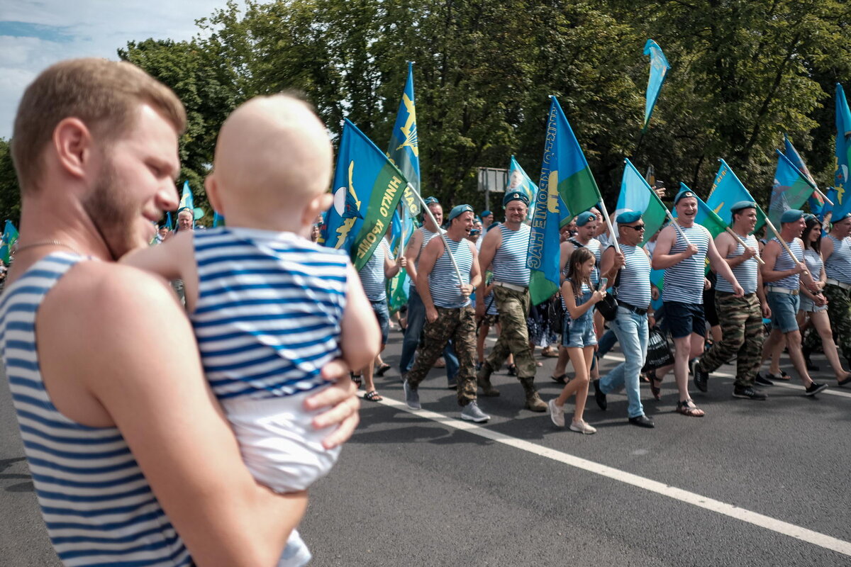 С праздником ВДВ. День ВДВ парад. День ВДВ С праздником. 2 Августа день ВДВ.