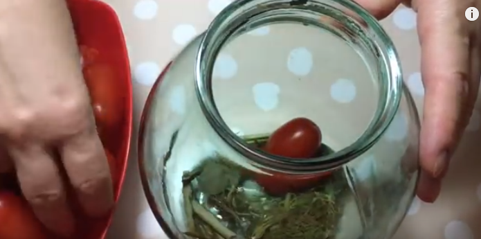 если помидоры квасите в бочке или кастрюле,то слои помидор также нужно перекладывать зеленью