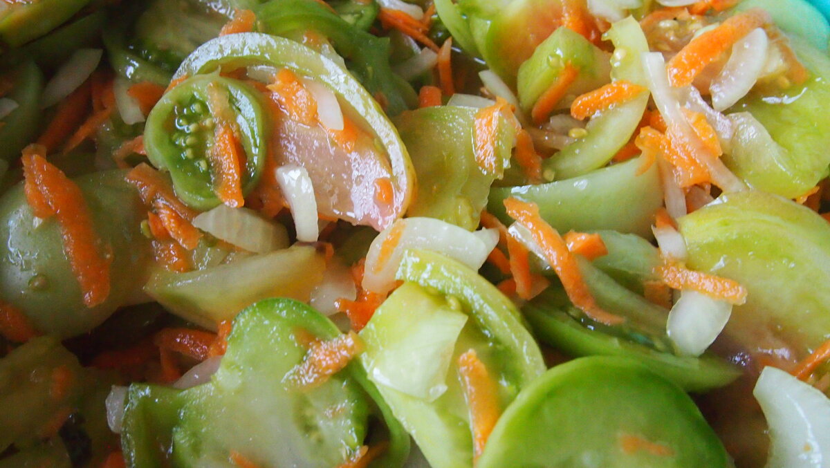 Салат зеленых помидор на зиму рецепты вкусные. Салат из зеленых помидор. Салат из зелёных помидор на зиму. Салат с зелеными помидорами. Салат с зеленых помидор на зиму без стерилизации.