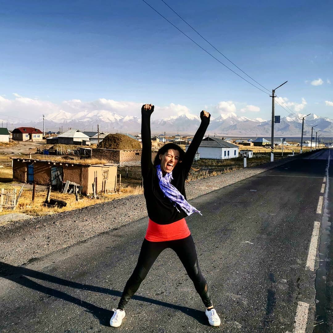 Ребекка пишет в своем инстаграм rebeccainpixels что готова целовать асфальт - так ее измучили азиатские грунтовки!
