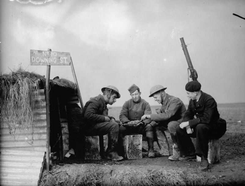 28 лістапада 1939 года. Салдаты брытанскага экспедыцыйнага корпуса і французскіх ВПС на лініі фронту. Жартоўны надпіс над бліндажом «10 Downing Street» — адрас рэзідэнцыі брытанскага прэм'ер-міністра