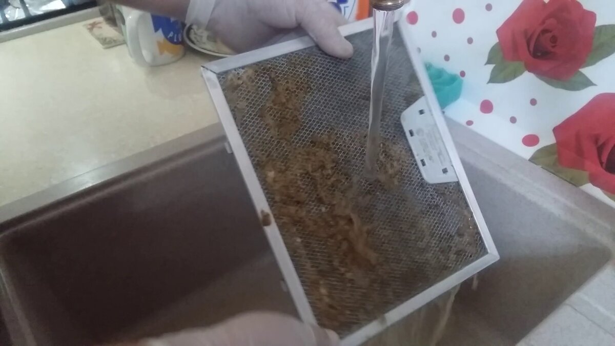 собирается снаружи слой грязи.