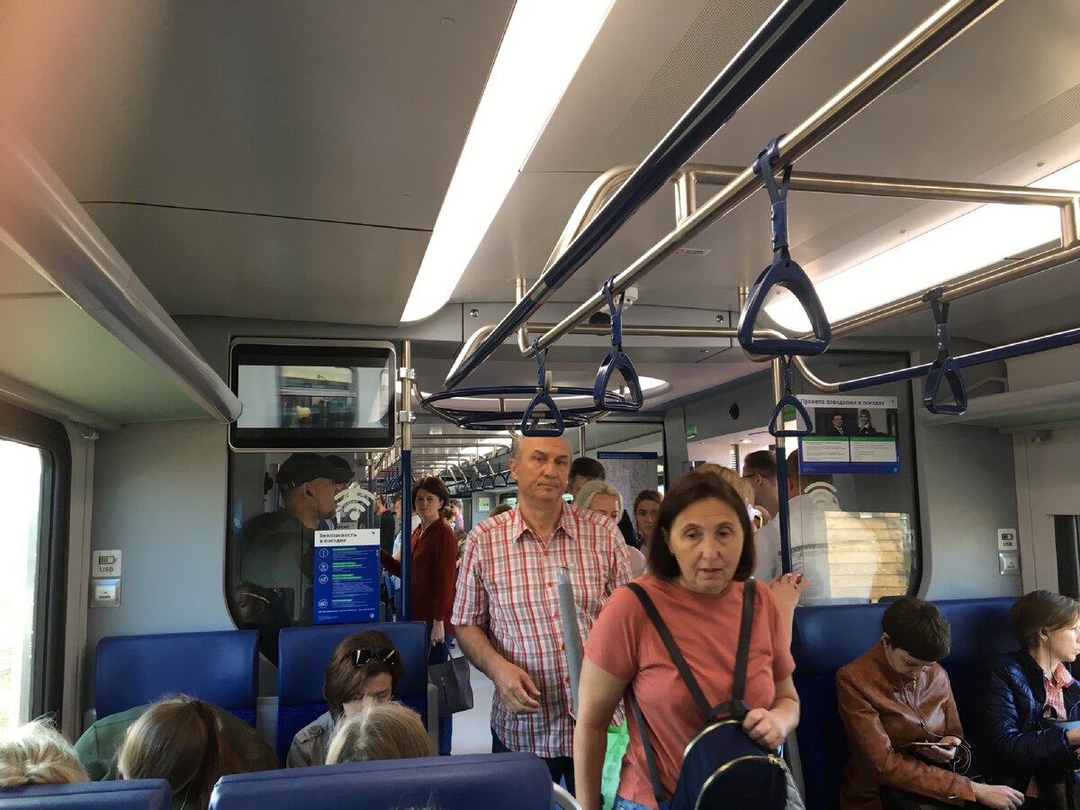 Фото: Светлана Батова. Разочарованные пассажиры не могут найти себе места в новом красивом поезде