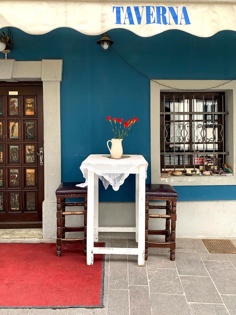 Был пасмурный день и эти гвоздики горели огнем на одной из маленьких улочек.