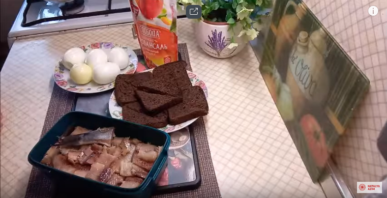 Яйца натереть на мелкой терке,лук мелко порезать.Все соединить,добавить 2-3 ст.ложки майонеза.Селедку разделать на кусочки.Хлеб подсушить в тостере или поджарить на сковороде с одной стороны.Каждый кусочек хлеба намазать яичной смесью,сверху положить кусочек селедки. 