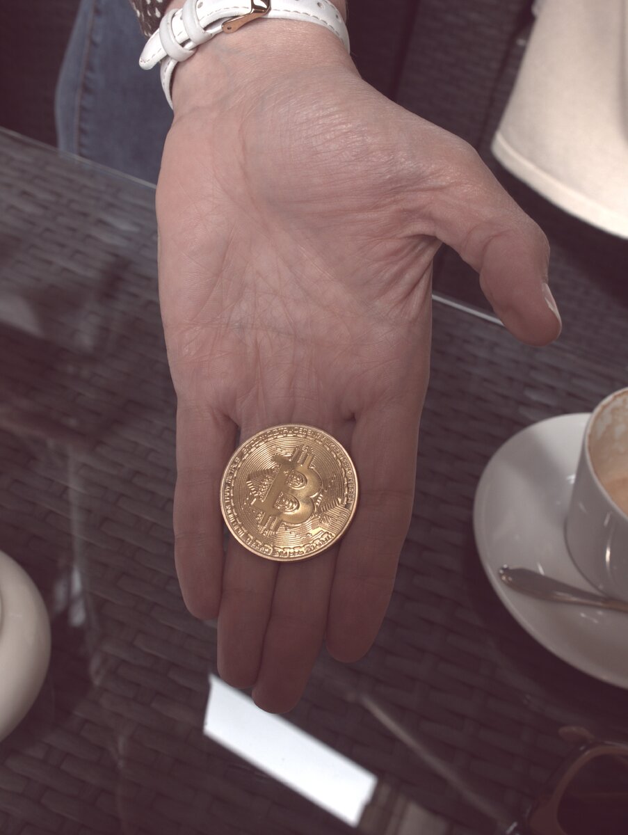 У тебя может быть много криптовалют. Но начинать нужно с биткоина
