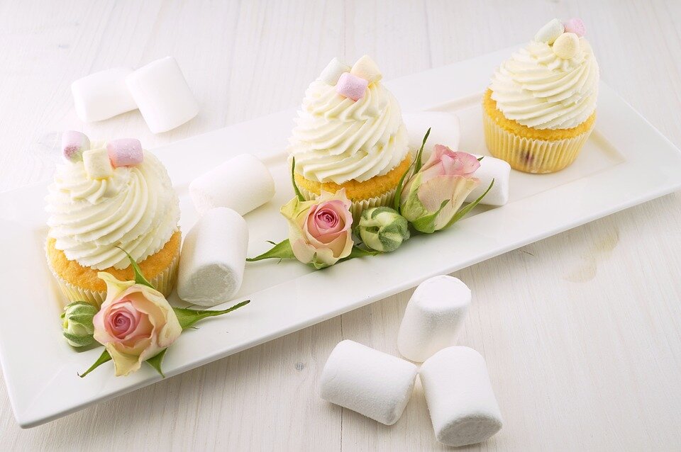 https://cdn.pixabay.com/photo/2016/11/22/21/28/cupcakes-1850628_960_720.jpg