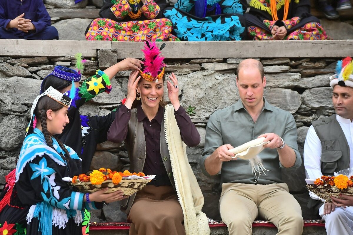Третий день тура по Пакистану: Кейт и Уильяму вручили смешные шляпки с перьями