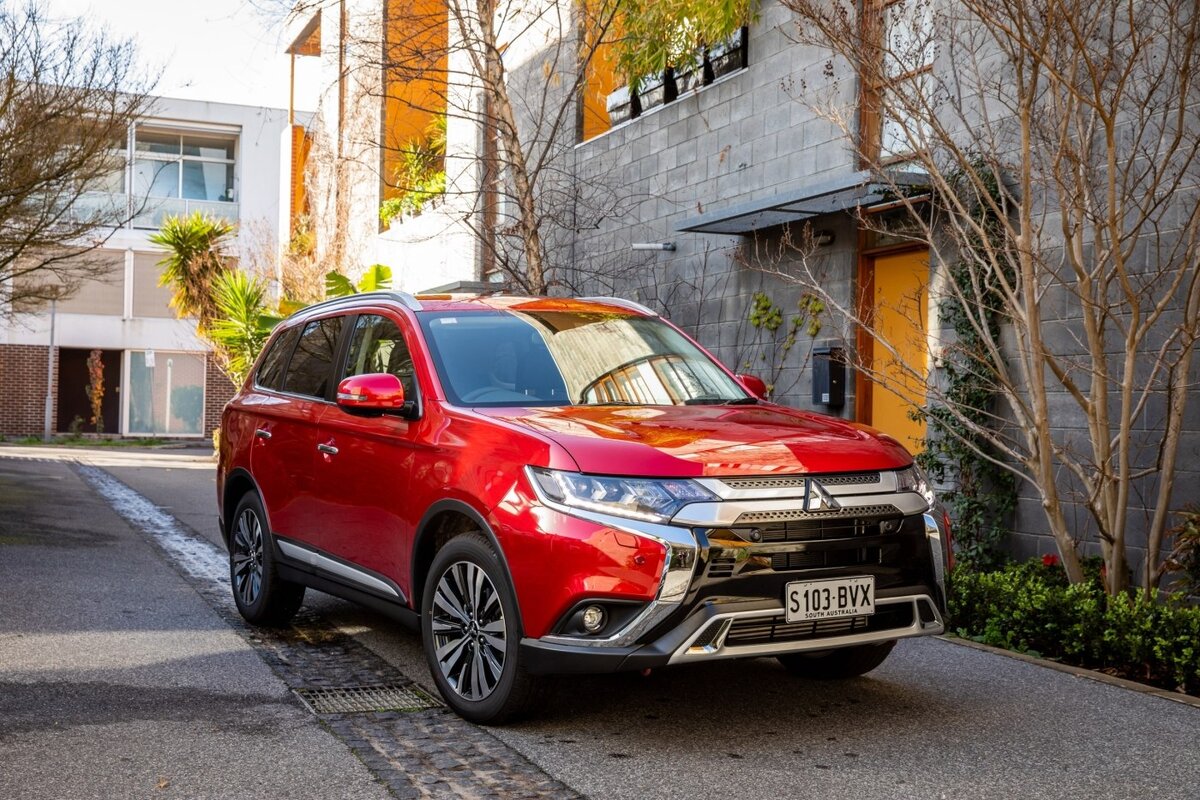 Вертикальные кроссоверы. Mitsubishi Outlander 2020 красный. Mitsubishi Outlander 2019 красный. Мицубиси Аутлендер 2019 красный. Мицубиси Аутлендер 2020 красный.