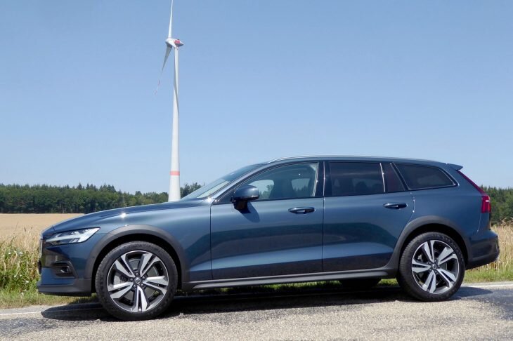 V60 CC с битурбо-дизелем развивает до 210 км/ч.