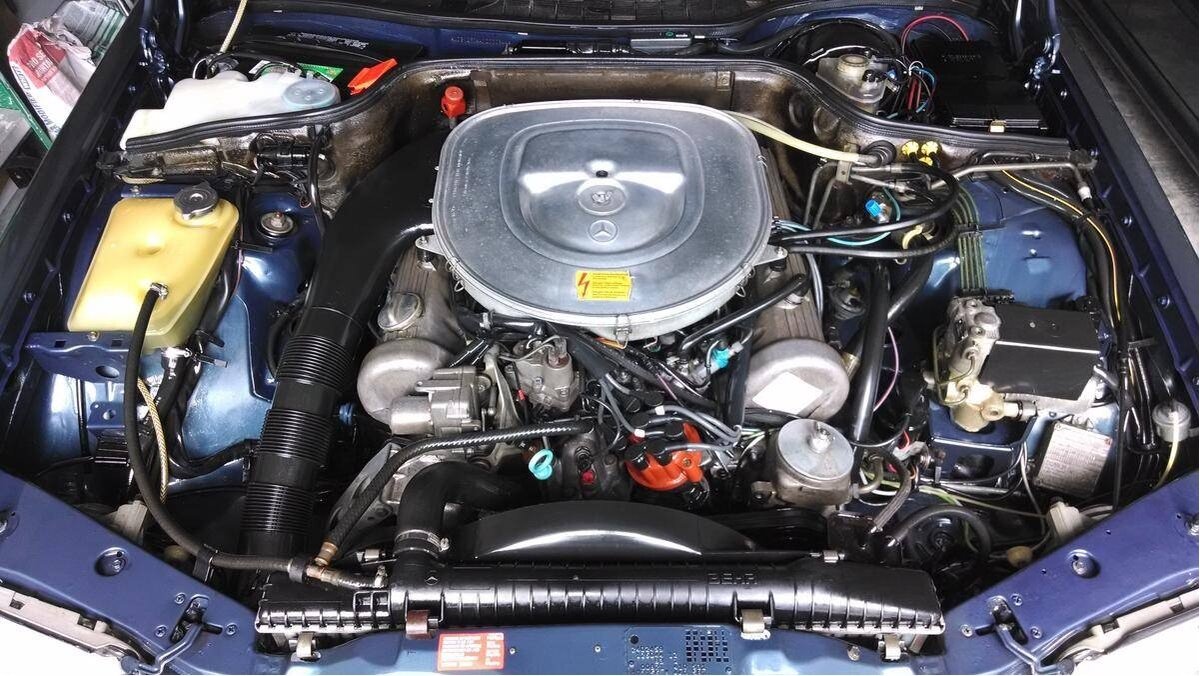 Двигатель V8 Mercedes 500 SEC w126 Coupe. Источник: https://autoportal.pro/images/auto/b2ap3_large_1982-mercedes-benz-500-sec-tan-www.autoportal.pro-4.jpg