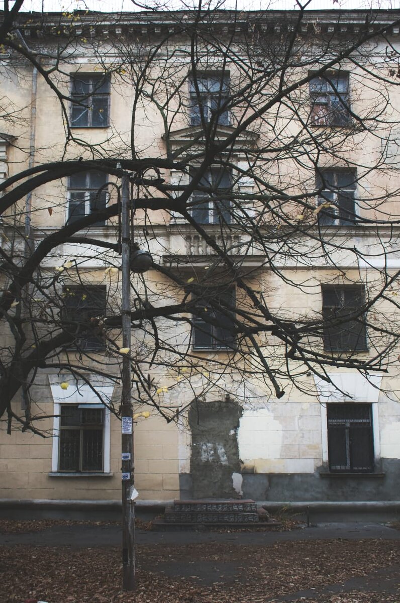 Такие старые здания еще "живут" в Новочеркасске. И да, в них живут  люди. Например, студенты.