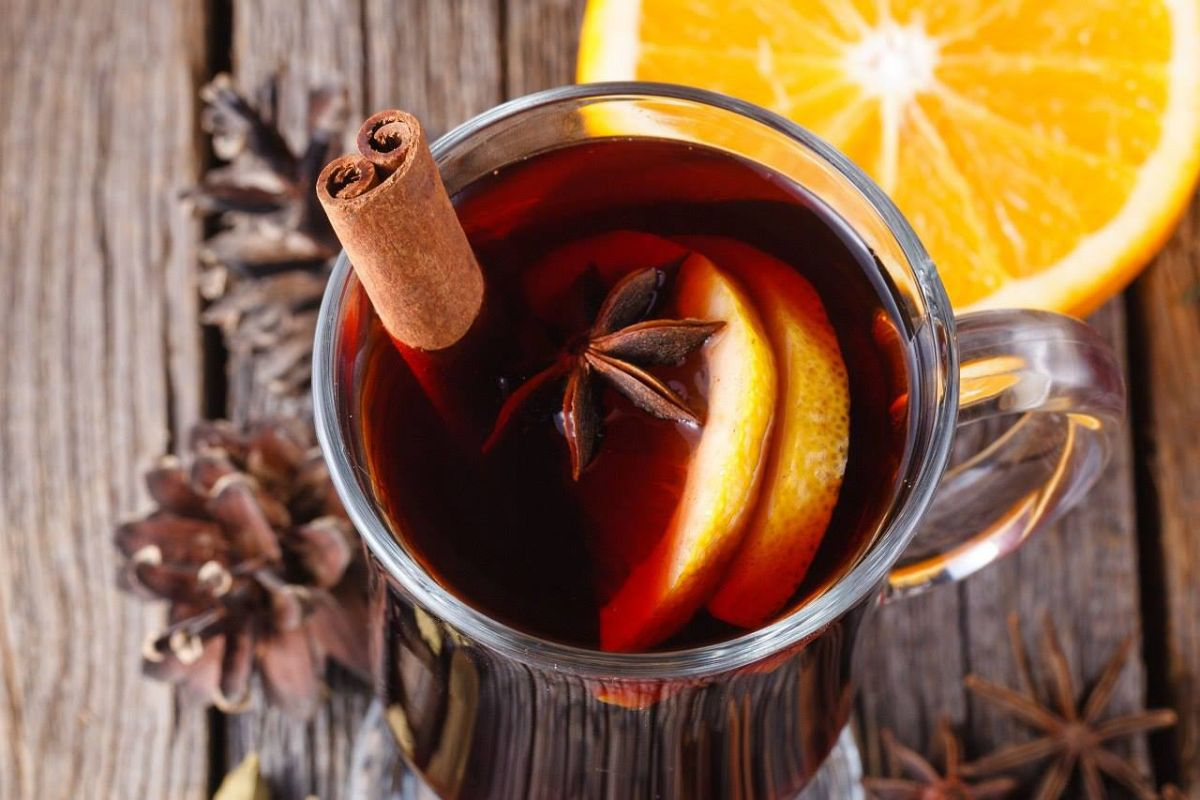 Горячие напитки фото. Масала глинтвейн. Глинтвейн Mulled Wine Gluhwein. Пивной смородиновый глинтвейн. Глинтвейн б/а.