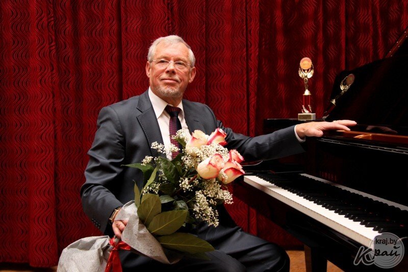 Кіраўнік сімфанічнага аркестра Маладзечанскага дзяржаўнага музычнага каледжа імя М.-К. Агінскага Рыгор Сарока