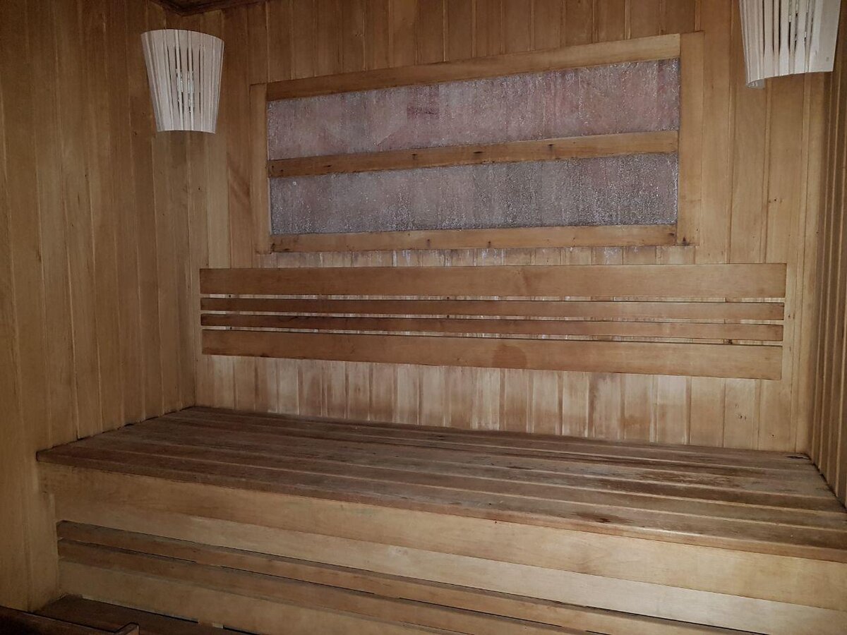 На этой полке можно сесть втроем, либо двое наверху, один снизу. Внизу половину помещения занимают тены.