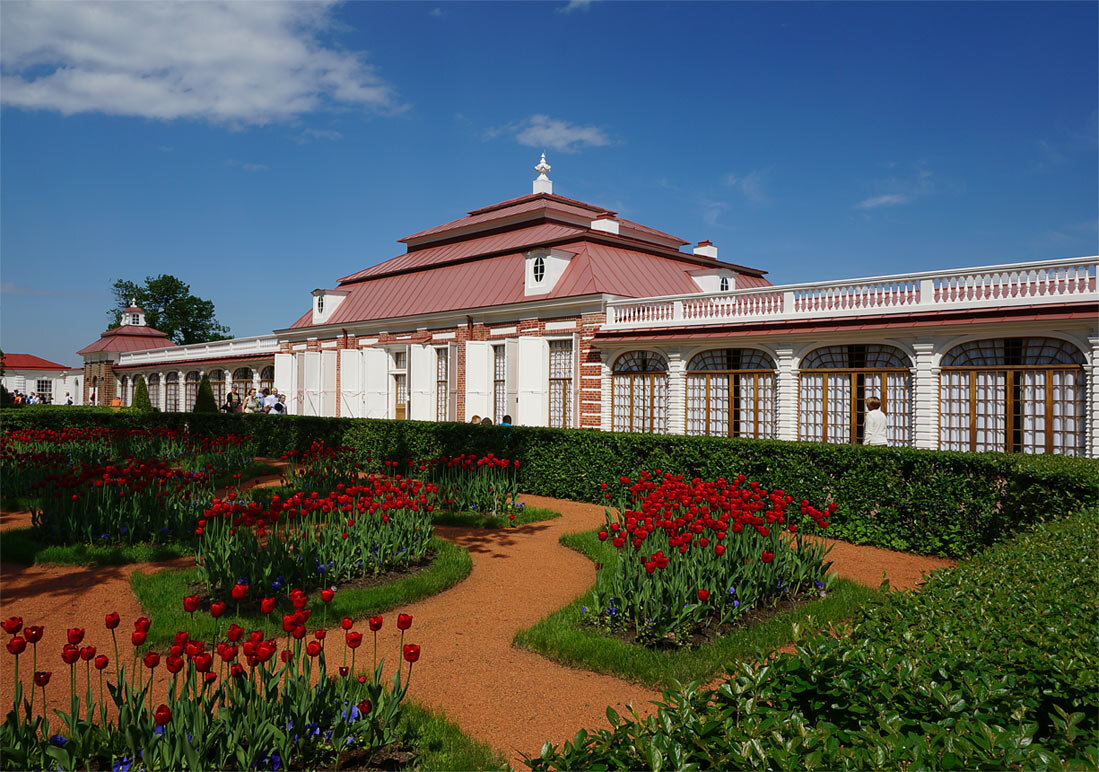 Дворец Монплезир в Нижнем парке Петергофа