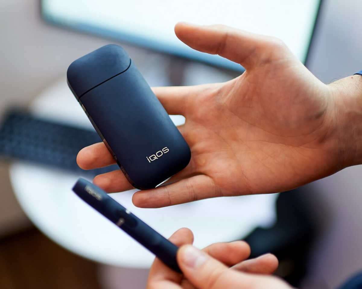 Можно ли предполагать, что новая система IQOS – это лишь очередная ловушка для многих курящих людей? Сможет ли это устройство прийти на смену обыкновенным сигаретам? На эти и другие, интересующие Вас вопросы, у нас есть ответы.