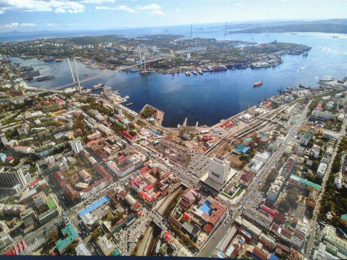Вид на Владивосток, на Золотой и Русский мосты