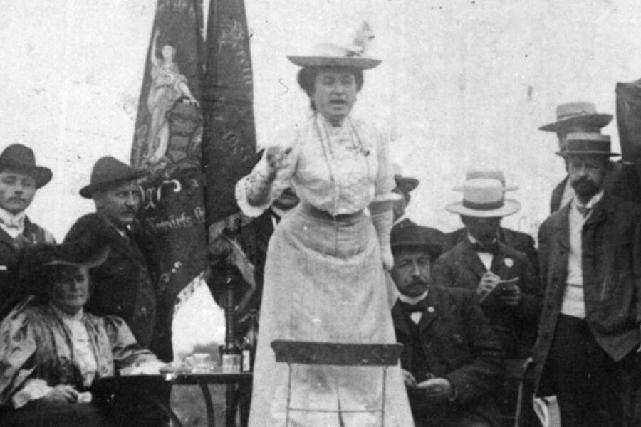 Роза Люксембург на одном из митингов.