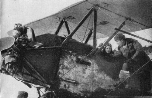 «...Вот она, моя «адская машина в сто нечистых сил». Провожает меня в полёт инженер эскадрильи Василий Николаевич Рыбин.»
