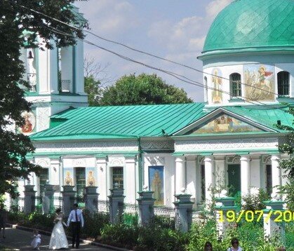 Авторское фото у Храма Живоначальной Троицы на Воробьевых горах в Москве.