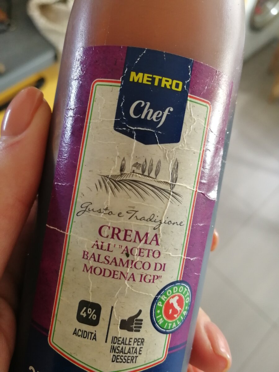 Бутылочка из Метро. Стоила меньше 200 р, хватает надолго