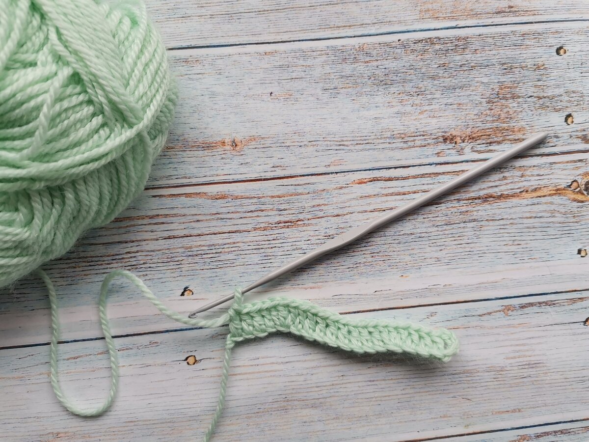 Мой любимый крючок.  Старая фотография для статьи об афганском узоре крючком.