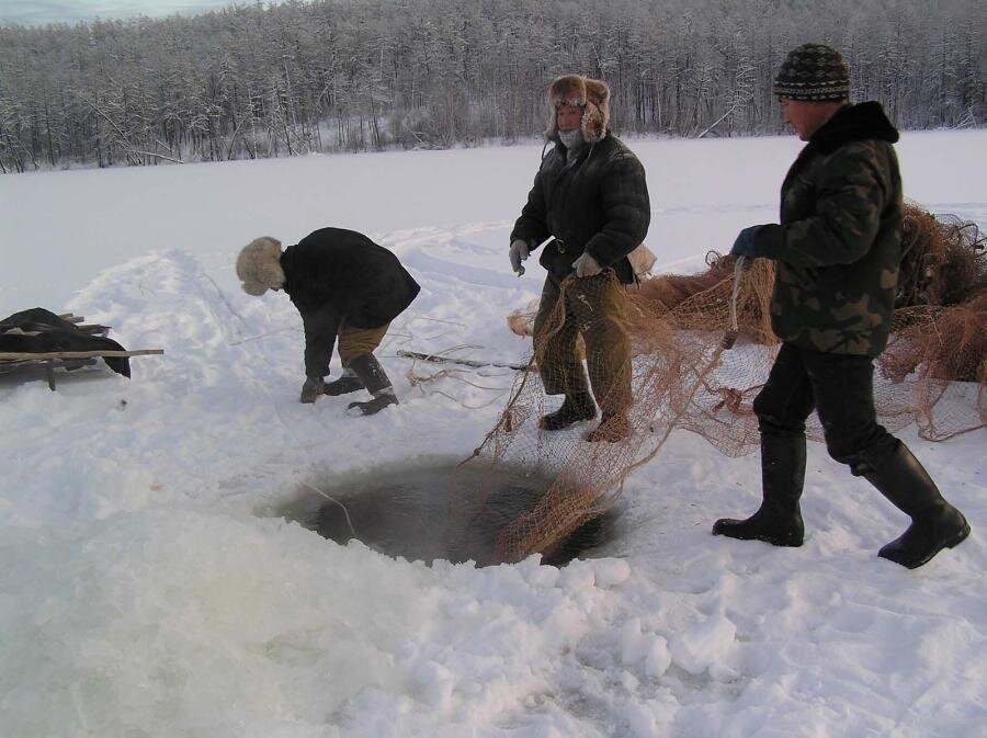 Рыбалка в якутии. Якутская мунха. Мунха - традиционная зимняя рыбалка якутов. Мунха ойбон. Рыболовство в Якутии мунха.