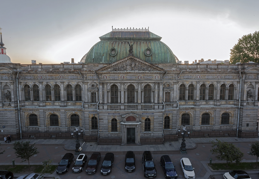 Центральный вход в академию. Источник фото: https://www.sobaka.ru/events/exibitions/44431