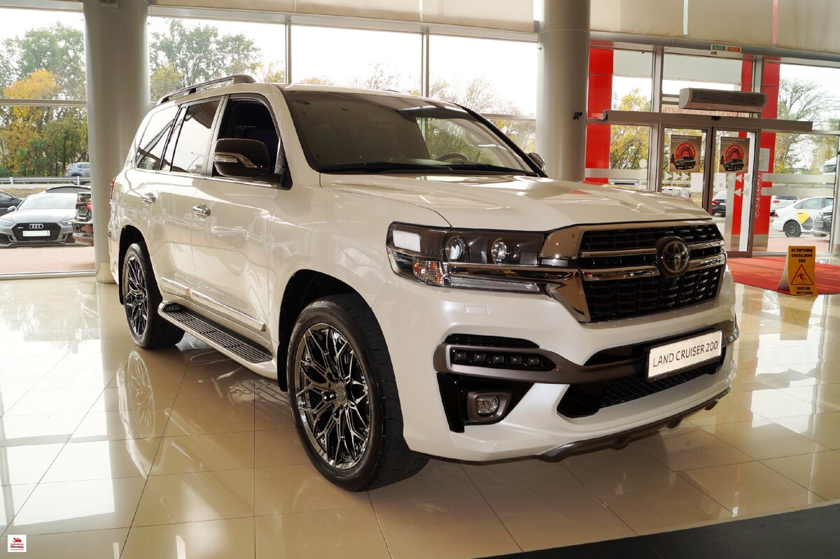 Автомобиль Toyota Land Cruiser 200 рестайлинг второй