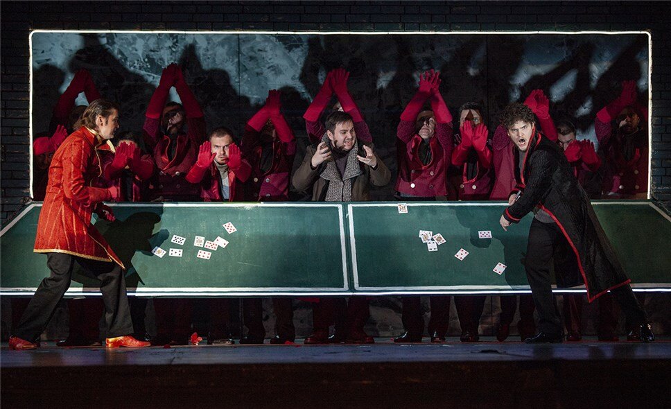 Один из примеров такой гибкости – визит на фестиваль Астраханского театра оперы и балета, который первоначально планировался на конец октября, но состоялся в первый ноябрьский день на сцене "Новой оперы" им. Е. Колобова. Самый молодой оперный театр России привез на фестиваль свою прошлогоднюю экспериментальную работу – оперу Владимира Дашкевича "Ревизор". Это сочинение известно столичной публике по спектаклю Камерного музыкального театра Бориса Покровского (работа маститой Ольги Ивановой): он там появился еще при жизни патриарха советской режиссуры, и с успехом идет до сих пор. Однако, спектакли покровцев и астраханцев весьма отличаются – и редакцией партитуры, и наличием/отсутствием некоторых сцен и персонажей, и оркестровкой (в астраханском варианте она более оперная, фактурная и массивная) – словом, еще и поэтому привозная версия оперы известного советского композитора заслуживала пристального внимания театралов-меломанов.

Экспериментально в ней еще и то, что это своего рода лаборатория-копродукция: в региональном оперном стационаре  ее делала молодежная команда в рамках проекта "Оперная лаборатория молодых специалистов ART PRO". Основную часть постановочной группы составили студенты и недавние выпускники ГИТИСа – худрук астраханского театра Валерий Воронин дал молодым полный карт-бланш, правда, разумно оставив музыкальное руководство за собой. И не прогадал – то, что получилось, вышло по-настоящему живым и интересным, в чем могла убедиться и московская публика и критика.
К сожалению, на московском показе произошел технический конфуз с декорациями, из-за чего публике не удалось досмотреть буквально последние такты спектакля (страшного ничего, слава богу, ничего не случилось). Но, несмотря на это, впечатление получилось вполне целостное, и можно сказать, что зрители-слушатели обрели интересный материал для эмоций и размышлений. Ну, а конфузы – дело всегда на театре вероятное: ведь производство-то архисложное, тем более, в условиях гастрольного проката.

Хорошо известно, что современная опера – падчерица в оперных театрах. Последние предпочитают проверенную классику 19 века. Немного этот репертуарный мейнстрим в последнее время стал разбавляться операми барокко, но по-прежнему топовые позиции держат опусы от Моцарта до Пуччини. Современная опера приходит в афишу не часто: и пишут опер сейчас несравнимо меньше, и ставят их – гораздо реже, не рассчитывая на коммерческих успех новых опусов. Публика к ним остается по большей части совершенно равнодушной, и ее можно понять – в современной опере почти нельзя встретить по-настоящему красивую и захватывающую музыку, слушание современной оперы часто представляет собой тяжелое испытание. Если кто и приходит в современную оперу – то, как правило, это публика, которая в художественном отношении является весьма просвещенной, интересующейся именно современным искусством, и, как правило, приходит она в первую очередь не за музыкальными впечатлениями, а за театральными – посмотреть на новомодный перформанс, приобщиться к последним изыскам эпатажно-авангардных высказываний творцов постмодернизма. Такой публики хватает на несколько премьерных спектаклей, а потом – пустые залы: современная опера за редким исключением не способна удерживать прочный интерес.

Но есть среди современных композиторов такие, кто пишет не современно и плевать хотел на всякие "измы". Им все равно, что передовая, просвещенная, элитарная общественность записала мелодизм в нафталин и отправила его на выселки в легкие жанры – прежде всего в мюзиклы. Эти композиторы продолжают творить в рамках классических оперных форм, писать мелодично и гармонично, а то, что их оперы многими называемы мюзиклоподобными, или даже вовсе им отказывают в принадлежности к оперному жанру – их это совсем мало волнует. Донкихотство? – в известной мере да. Понятно, что против исторического процесса идти бессмысленно и времена Верди вернуть невозможно. Но кто сказал, что можно и нужно писать только как Булез? Вполне можно продолжать и традиции Хренникова и Теодоракиса – если есть к тому желание и мелодический дар.
У Владимира Дашкевича он, безусловно, есть. Яркий мелодизм, захватывающий и узнаваемый (основные лейттемы и ударные вокальные номера в "Ревизоре" родом из его киномузыки, которая у всех на слуху), пленяет стопроцентно – а это основа любого успеха в музыкальном театре, замешанном на вокале – хоть в опере, хоть в оперетте, хоть в мюзикле. Но его "Ревизор" - это отнюдь не мозаика песенных хитов: композитор прекрасно чувствует себя в крупной форме, ему подвластно драматургическое музыкальное развитие, он владеет искусством контраста, его оркестровка, хотя и имеет налет эстрадности, в целом весьма фактурна и разнообразна. Словом, слушая его опус, погружаешься в мир оперы, каким бы он мог быть – и следующим традиции и законам жанра, и не чурающимся современности: если бы... если бы менталитет диктующих моду в академическом искусстве не был бы зашорен раз и навсегда формулами и пресловутыми "измами".

Астраханскому театру в целом удается донести до публики оригинальность и красоту музыкального материала. Особенно хорош оркестр с его точным и выразительным звучанием, он – основа музыкального успеха спектакля. С солистами не все так гладко. Красивому – лирическому, мягкому, грациозному – тенору Егора Журавского (Хлестаков) не хватает пробивной силы для партии, написанной, скорее для голоса иного амплуа, особенно его неважно слышно на середине диапазона – а так хочется еще и понимать колоритный текст Юлия Кима! Лучше всех прозвучали дамы: выразительное меццо Татьяны Чупиной оказалось блестящим в партии Анны Андреевны, а звонкое и нежное сопрано Анны Каденковой – в партии Марьи Антоновны. Из окружения Городничего, вьющегося вокруг Хлестакова, наиболее удачны Андрей Шитиков (Земляника), Сергей Быстров и Константин Скляров (комедийный дуэтный вокал Бобчинского и Добчинского), Вадим Шишкин (Держиморда), а также Артур Оганисян (Осип).

Что касается спектакля как театрального продукта, то тут удача безоговорочная. Постановщикам (режиссер – Алексей Смирнов, художник – Елена Бодрова, костюмы – Софья Зосина, свет – Александр Романов, хореография – Ксения Попова и Илья Саушкин) удалось создать яркое и динамичное действо, в которой всё уместно – и перекличка между эпохой Гоголя и современностью (она как раз великолепна – за двести лет в России мало, что изменилось, а сегодня, после советской эпохи, кажется, возврат к "темному прошлому" особенно очевиден своей пошлой гротескностью), и вкрапление "игорного" лейтмотива а ля "Пиковая дама" или "Игорок" (ведь Хлестаков – жертва своей картежной страсти), и игривые опереточные танцы (ведь комедия все же, хоть и злободневная!), и колоритные жанрово-бытовые зарисовки (рыночные типажи узнаваемы и умиляют, а фасад облупленного одноэтажного дома слева на сцене – аутентично российский). Все эти ингредиенты сосуществуют гармонично, работая на создание превосходной театральной иллюзии, которая затягивает и увлекает публику. Радует подробная проработка режиссером индивидуальных портретов героев, каждый из которых получился выпуклым, запоминающимся, со своим лицом. Итог – астраханский репертуар прирос оригинальной вещью, это глубокая, синтетическая работа, несмотря на кажущуюся легкость музыкального материала, опера – с большими смысловыми подложками и спектакль с качественным воплощением музыкально-драматургических задумок.
