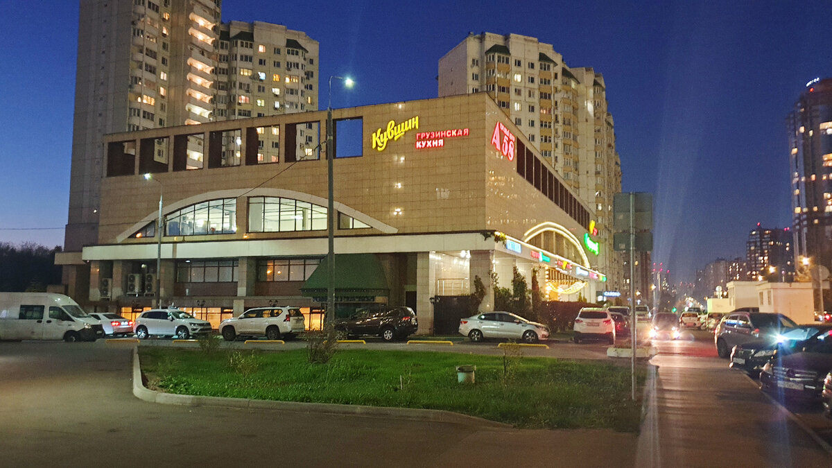 Отдельный вход в цокольный этаж торгового центра А58