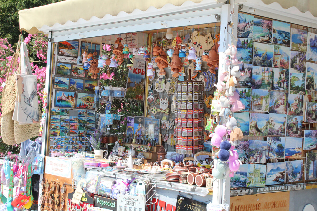 сувениры из крыма. крымские украшения. сувениры из дерева. коллекция сувениров. сувениры из крыма.