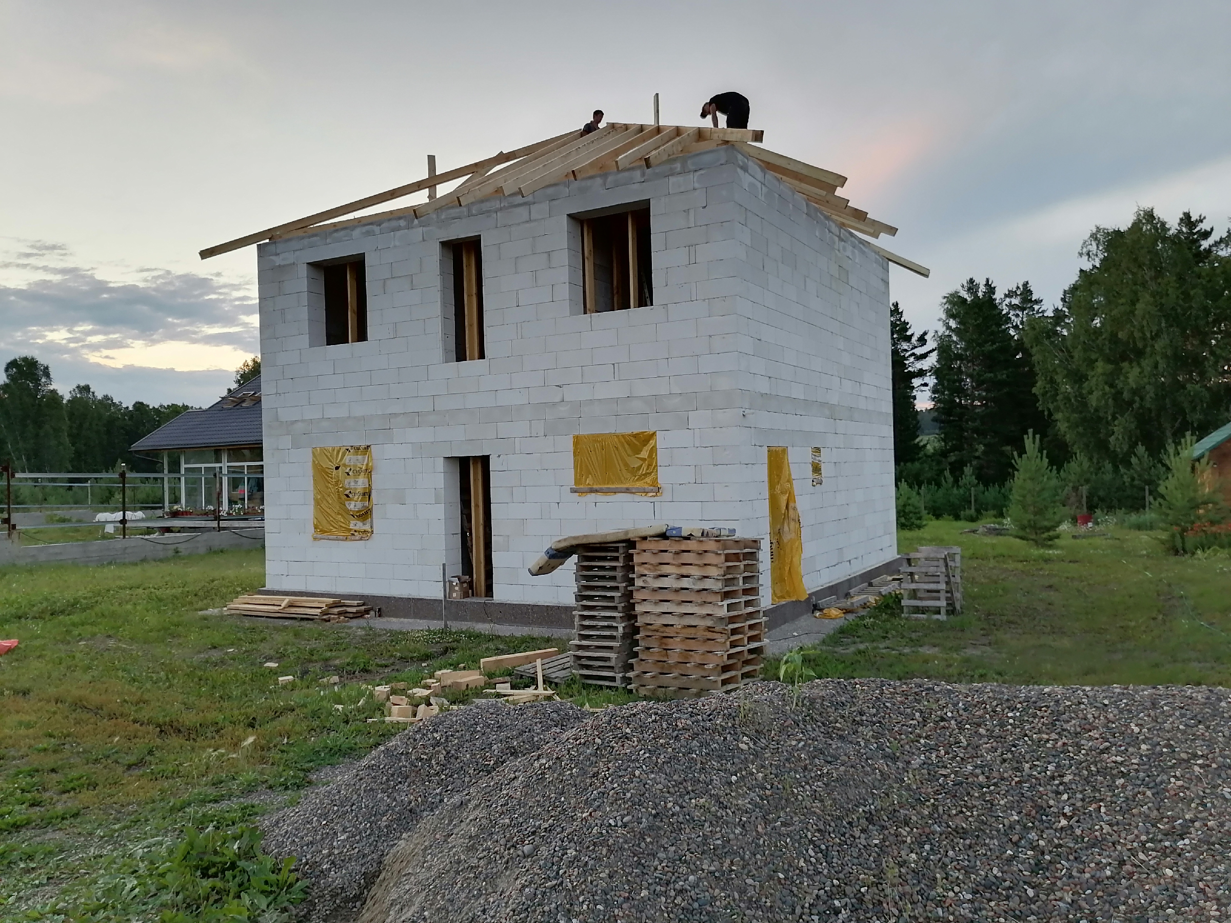 Строительство вальмовой крыши за 5 дней без использования лесов. Был удивлен скоростью и качеством работы строителей10