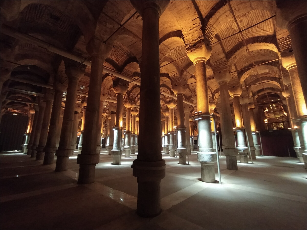 Самое древнее и второе по величине подземное водохранилище Стамбула византийских времён примечательно не только своей архитектурой, но и множеством загадок, которых с течением времени становится...-2