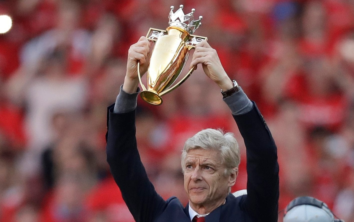 Арсен Венгер с тем самым трофеем. Фото: https://www.telegraph.co.uk/football/2018/05/06/arsene-wenger-will-miss-thank-having-long-time/