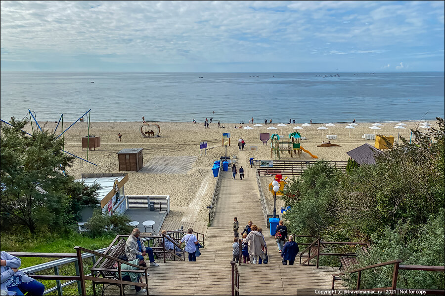 Приятный и ухоженный пляж в поселке Янтарный на берегу Балтийского моря. Он самым первым в России получил «Голубой флаг» — свидетельство высокого качества воды, обслуживание, услуг, экологии.