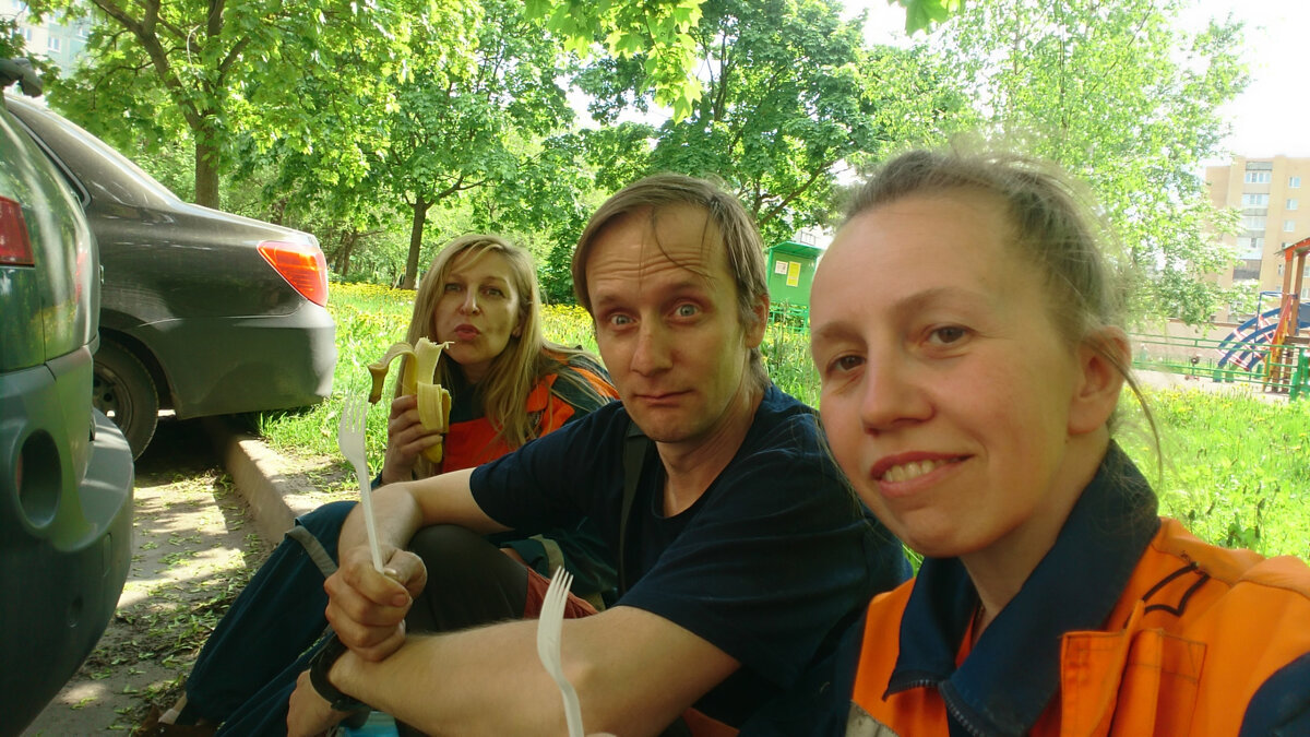 Несколько осоловевшие от недосыпа и километража спасатели )))